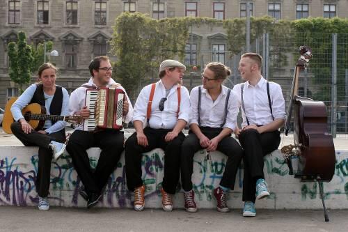 Jammern als Wiener Antwort auf den Soul: Das Quintett &bdquo;5/8erl in Ehr&rsquo;n&ldquo; mit Hanibal Scheutz (re.) verhilft dem Wienerlied zur Renaissance &ndash; erstmals auch in Nürnberg.