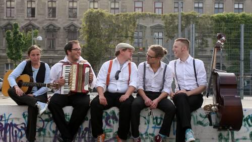 Jammern als Wiener Antwort auf den Soul: Das Quintett „5/8erl in Ehr’n“ mit Hanibal Scheutz (re.) verhilft dem Wienerlied zur Renaissance – erstmals auch in Nürnberg. Jammern als Wiener Antwort auf den Soul: Das Quintett „5/8erl in Ehr’n“ mit Hanibal Scheutz (re.) verhilft dem Wienerlied zur Renaissance – erstmals auch in Nürnberg.