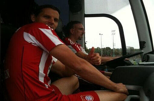 Doch der Franzose ist ein "Wiederholungstäter". Im August 2010 büxt Ribéry beim Presseshooting des FC Bayern aus, setzt sich ans Steuer des Mannschaftsbusses. Wieder mit dabei: Daniel van Buyten. Diesmal bleibt die Affäre folgenlos. Der Busfahrer hat den Schlüssel abgezogen.