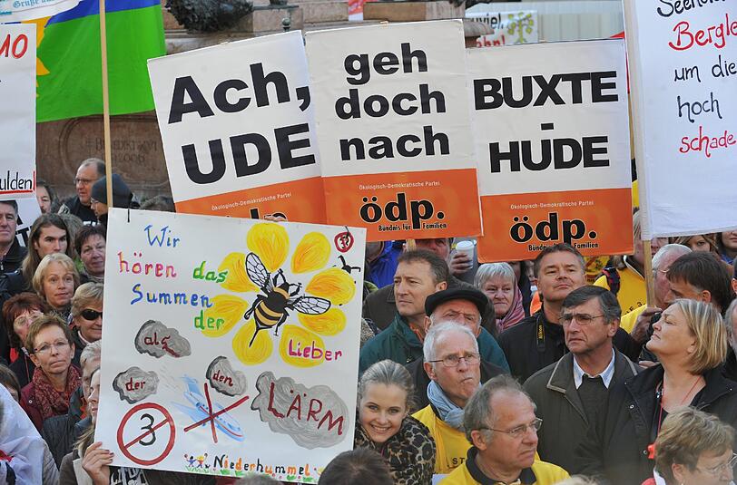 Teilnehmer einer Demonstration gegen den Bau der dritten Startbahn am Münchner Flughafen halten am Samstag auf dem Marienplatz in München Plakate in die Höhe.