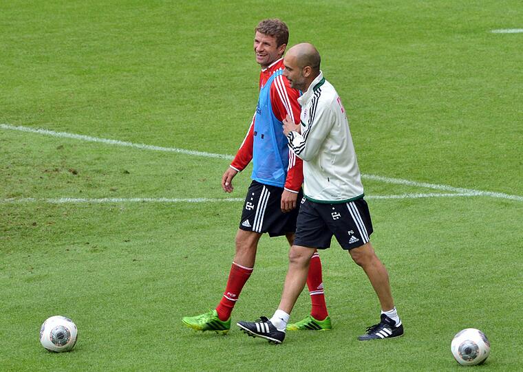 Spaß mit Thomas Müller: Der neue Coach Pep Guardiola scherzt am Mittwoch mit dem Bayern-Profi.