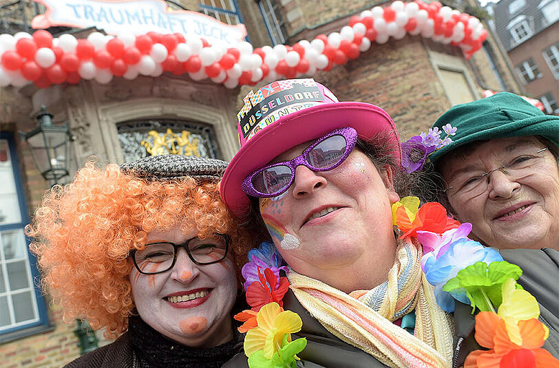 Die Karnevalszeit hat begonnen! Klicken Sie sich durch die ersten Bilder der Weiberfastnacht in Köln!
