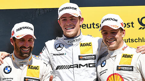 Das vorläufige Siegerpodest:  Der Zweitplatzierte Timo Glock (l-r) aus Deutschland vom BMW Team RMG, der Gewinner Paul di Resta aus Großbritannien vom Mercedes-AMG Team HWA und der Dritte Augusto Farfus aus Brasilien vom BMW Team MTEK. Glock wurde nach dem Rennen disqualifiziert.