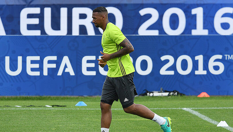 Wird am Sonntag gegen die Slowakei in der Startelf stehen: Innenverteidiger Jérôme Boateng. Wird am Sonntag gegen die Slowakei in der Startelf stehen: Innenverteidiger Jérôme Boateng.