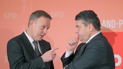 SPD-Fraktionschef Thomas Oppermann im Gespräch mit dem Parteivorsitzenden Sigmar Gabriel. Foto: Fredrik von Erichse