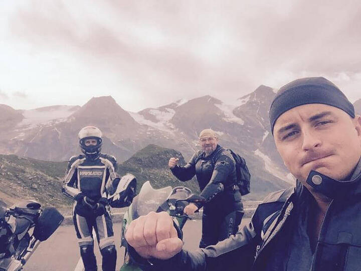 Volksrock&rsquo;n&rsquo;Roller Andreas Gabalier fährt mit der BMW R nineT auch gerne mal zur Pressekonferenz oder durch die Lobby eines Fünf-Sterne-Hotels. So geschehen im letzten Jahr in Seefeld.