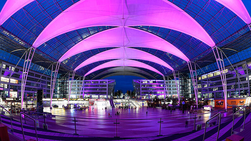 Das Dach des Airporr Centers wurde auch farbig angestrahlt.