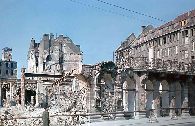 1948: Nur ein paar Bögen im Erdgeschoss sowie die Balkon-Balustrade sind vom Hotel Peterhof am Marienplatz übrig geblieben. Rechts: das Roman-Mayr-Haus, das dem Kaufhof 1969 weichen hat müssen