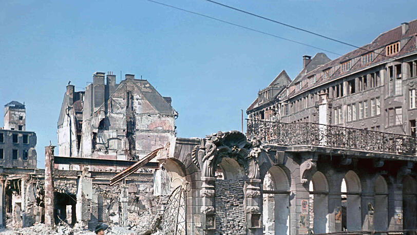 1948: Nur ein paar Bögen im Erdgeschoss sowie die Balkon-Balustrade sind vom Hotel Peterhof am Marienplatz übrig geblieben. Rechts: das Roman-Mayr-Haus, das dem Kaufhof 1969 weichen hat müssen