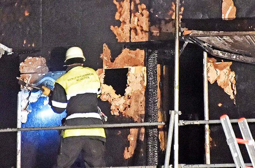 Am frühen Donnerstagmorgen kam es zu einem Brand auf einer Baustelle in der Von-Kahr-Straße. Der Rohbau eines Mehrfamilienhauses wurde komplett zerstört.