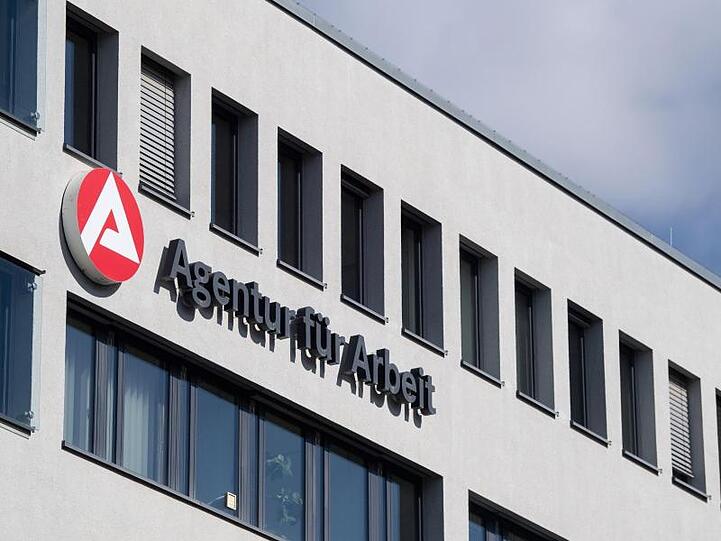 Der Schriftzug der "Agentur für Arbeit" an einem Gebäude. Foto: Marijan Murat/dpa/Archivbild