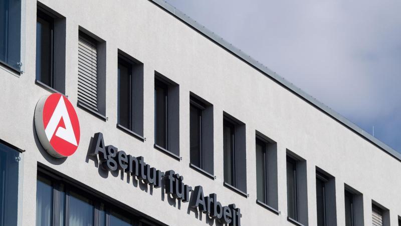 Der Schriftzug der "Agentur für Arbeit" an einem Gebäude. Foto: Marijan Murat/dpa/Archivbild