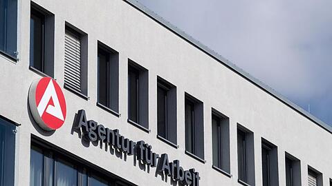 Der Schriftzug der "Agentur für Arbeit" an einem Gebäude. Foto: Marijan Murat/dpa/Archivbild