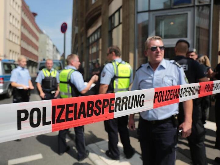 Die Polizei sperrte eine Straße in der Kölner Innenstadt.