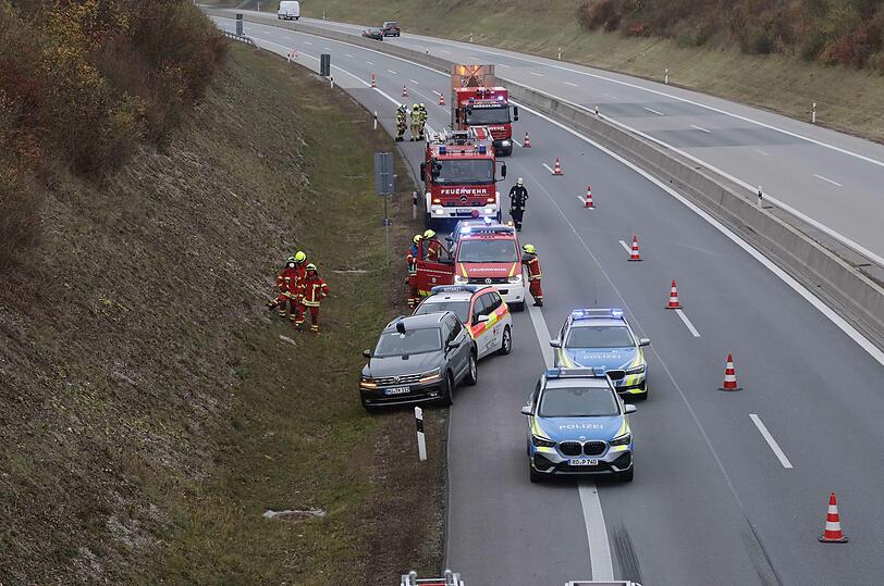 Der Fahrer des österreichischen Sattelzuges fuhr trotz Vollbremsung auf den Autotransporter auf. Dabei wurde der 47-Jährige lebensbedrohlich verletzt und in seinem Lkw eingeklemmt.