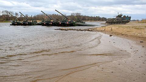 Ein "Marder"-Schützenpanzer fährt bei einer Bundeswehrübung am Elbestrand in Sachsen-Anhalt.