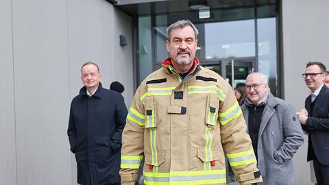 Vor der Sitzung des Kabinetts besuchte Ministerpräsident Söder die neue Integrierten Leitstelle für die Landkreise Ansbach und Neustadt/Aisch - natürlich thematisch passend in einer Feuerwehrjacke.