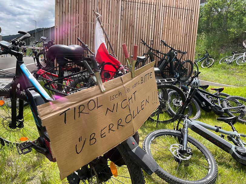 "Tirol bitte nicht &uuml;berrollen" steht auf einem Plakat.