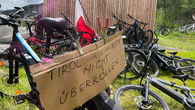 "Tirol bitte nicht überrollen" steht auf einem Plakat. "Tirol bitte nicht überrollen" steht auf einem Plakat.