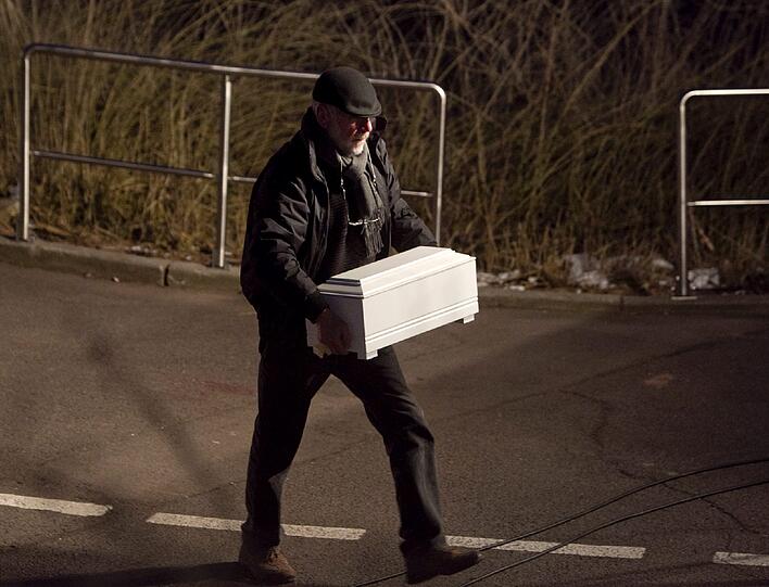 Autoknacker haben im saarländischen Merzig im Kofferraum eines abgestellten Wagens ein totes Baby entdeckt. Die Leiche lag im Kofferraum in einem Rucksack.