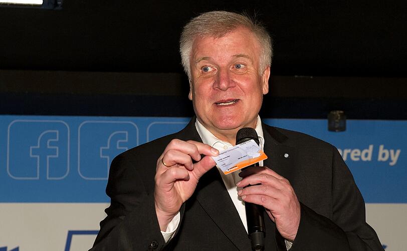 Seehofers Facebook-Party kann man getrost als gefloppt bezeichnen. Statt 2500 geladenen Gästen erschienen gerade mal 500. Böse Zungen behaupten, davon waren 150 Journalisten dabei. Die Bilder vom Event im Münchner P1