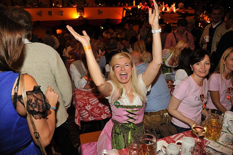 Das ist ihr Hit: Schauspielerin und Sängerin Michaela Merten lässt sich von der Wiesn-Gaudi mitreißen.
