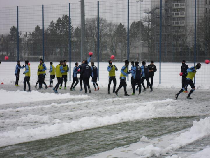 Hart , härter, Alexander Schmidt. Der Trainer des TSV 1860 schickte seine Jungs am Montagvormittag trotz klirrender Kälte, Schneeregen und schneebedeckten Trainingsplätzen raus zum Anschwitzen. Am Abend spielen die Löwen gegen den 1. FC Kaiserslautern. Die Bilder vom Matsch-Training