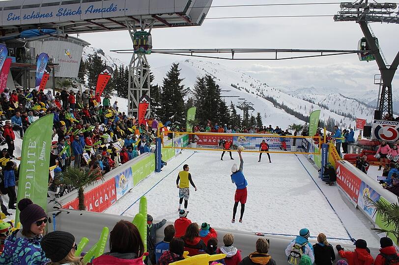 Die besten Bilder vom Turnier der "Snow Volleyball Tour 2013 powered by Amway" auf 1860 Metern Höhe in Wagrain/Österreich.