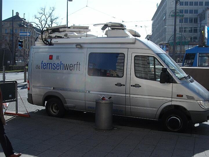 Am Justizpalast: Bereits am Sonntag bereiten sich einzelne Medienvertreter auf den Prozessbeginn am Montag vor.