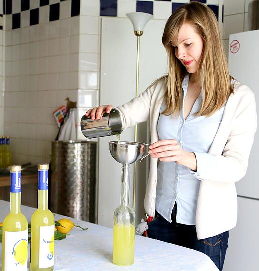Ihren Limoncello füllt die Münchnerin per Hand ab.