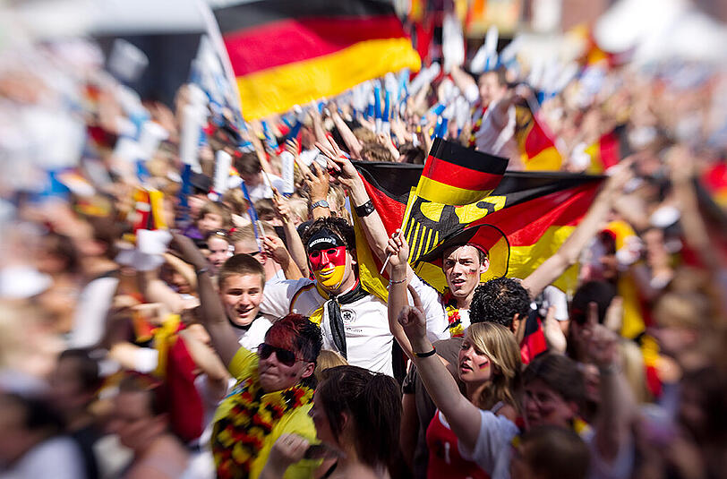 Fans der deutschen Fußball-Nationalmannschaft beim "Public Viewing" in Dortmund. Zur anstehenden EM wird der Lärmschutz dahingehend gelockert, dass auch Spiele am Abend in der Öffentlichkeit geschaut werden können. Foto: Friso Gentsch