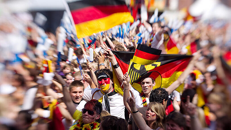 Fans der deutschen Fußball-Nationalmannschaft beim "Public Viewing" in Dortmund. Zur anstehenden EM wird der Lärmschutz dahingehend gelockert, dass auch Spiele am Abend in der Öffentlichkeit geschaut werden können. Foto: Friso Gentsch Fans der deutschen Fußball-Nationalmannschaft beim "Public Viewing" in Dortmund. Zur anstehenden EM wird der Lärmschutz dahingehend gelockert, dass auch Spiele am Abend in der Öffentlichkeit geschaut werden können. Foto: Friso Gentsch