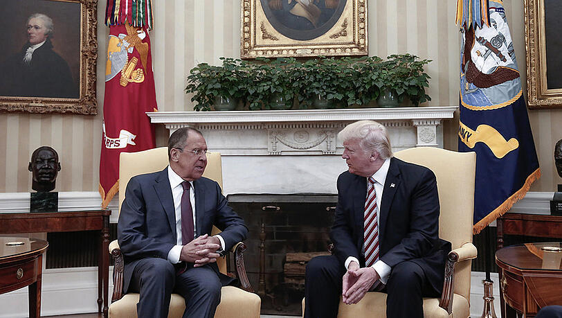 US-Präsident Donald Trump (r) und Russlands Außenminister Sergej Lawrow bei ihrem Treffen im Weißen Haus in Washington. US-Präsident Donald Trump (r) und Russlands Außenminister Sergej Lawrow bei ihrem Treffen im Weißen Haus in Washington.