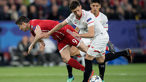3. April 2018: Im Viertelfinal-Hinspiel der Champions League trennt Clement Lenglet vom FC Sevilla Bayern-Stürmer Robert Lewandowski (links) vom Ball.