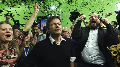 Pressefoto des Jahres: "Freude" von Andreas Gebert. Für mich soll's grünen Flitter regnen, denkt sich Grünen-Chef Habeck vielleicht. Klicken Sie sich in der Bilderstrecke durch die weiteren Gewinner-Fotos.