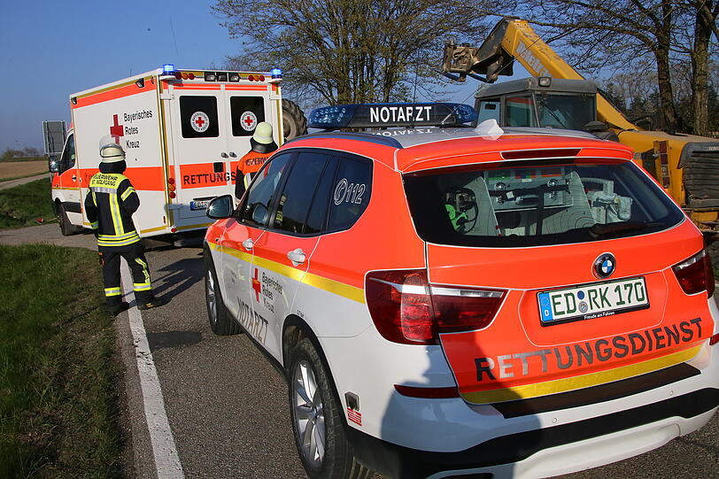 Der BMW versuchte während des Abbiegevorgangs des Traktors zu überholen - es kam zum Zusammenstoß. Beide Fahrzeuge wurden schwer beschädigt.