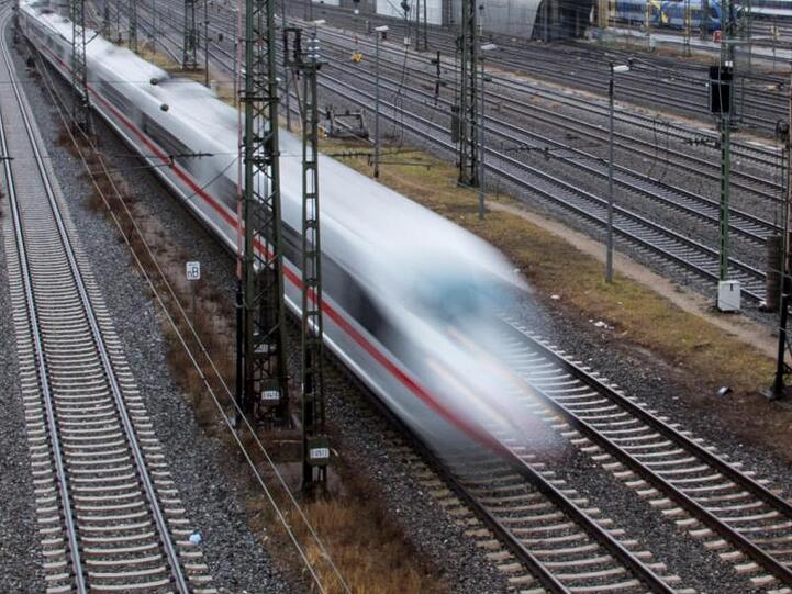 Ein ICE der Deutschen Bahn (DB) fährt am Hauptbahnhof. Foto: Amelie Geiger/dpa/Symbolbild