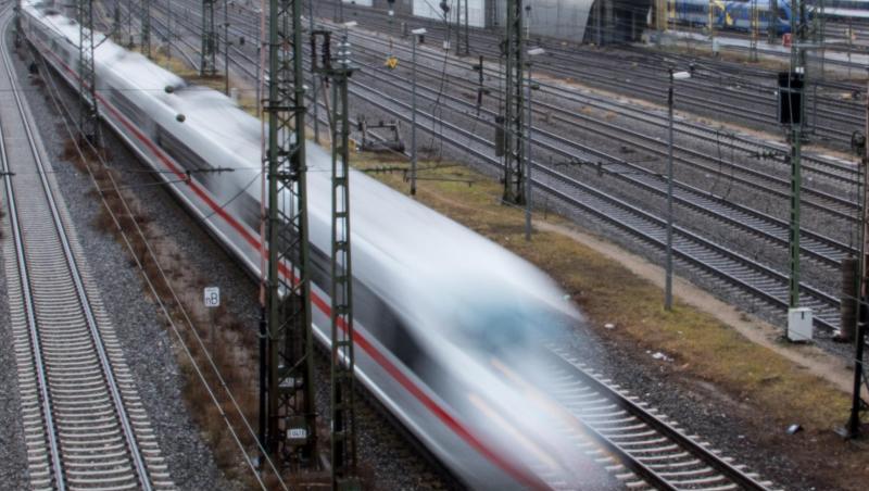 Ein ICE der Deutschen Bahn (DB) fährt am Hauptbahnhof. Foto: Amelie Geiger/dpa/Symbolbild Ein ICE der Deutschen Bahn (DB) fährt am Hauptbahnhof. Foto: Amelie Geiger/dpa/Symbolbild