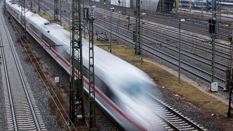 Ein ICE der Deutschen Bahn (DB) fährt am Hauptbahnhof. Foto: Amelie Geiger/dpa/Symbolbild