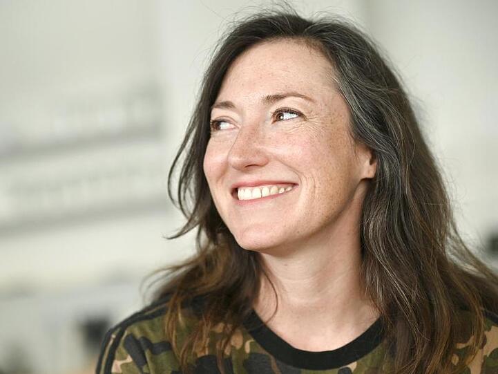 Charlotte Roche hat ein paar graue Haare an den Schläfen - und mag das auch.