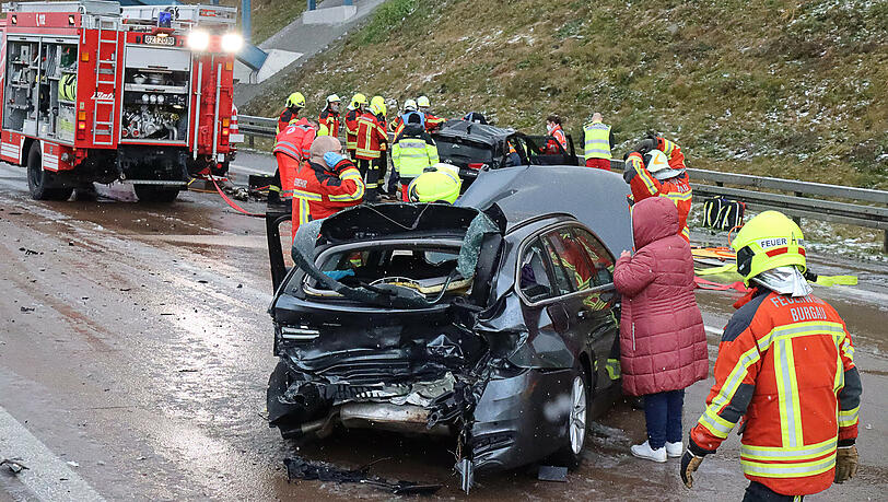 Feuerwehrleute an der Unfallstelle auf der Autobahn 8.