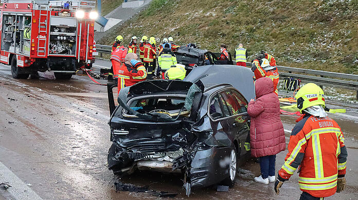 Feuerwehrleute an der Unfallstelle auf der Autobahn 8.