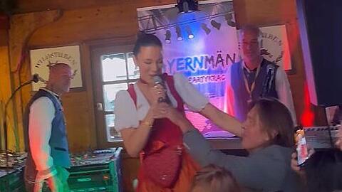 Joelina Drews singt während des "Ladies Red Wiesn"-Events – ihr Vater Jürgen Drews entreißt ihr das Mikrofon.