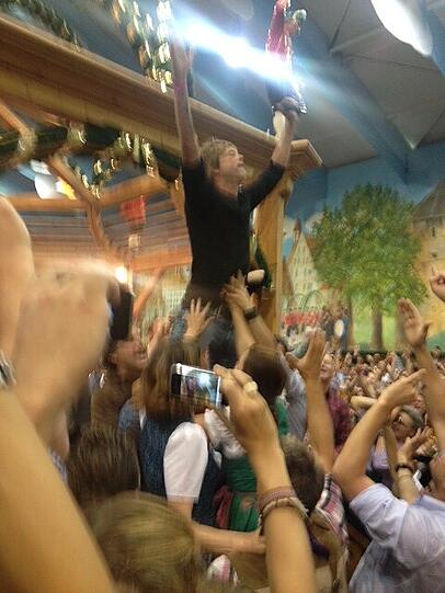 Hosen-Frontmann Campino rockt die Wiesn - sehen Sie hier die besten Bilder aus dem Hacker-Zelt.