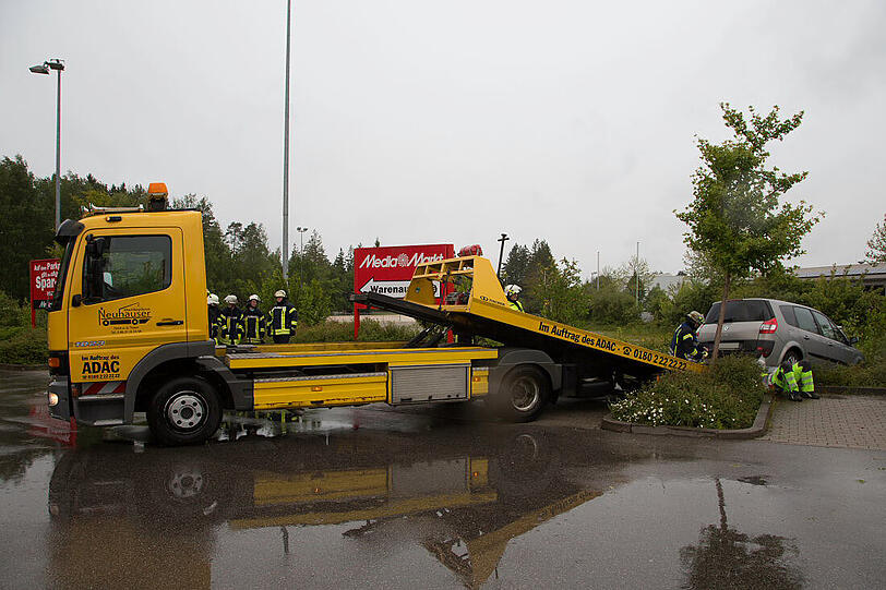 Ein führerscheinloses Mädchen übt auf einem Parkplatz das Autofahren und rast versehentlich in einen Stromkasten.