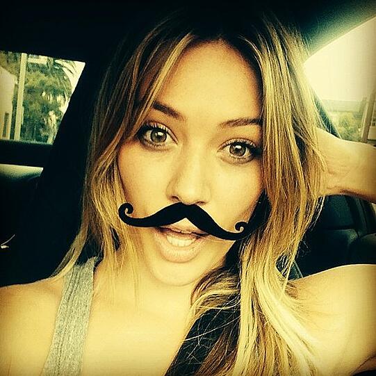 Hilary Duff mit einem "kleinen" Schnäuzer