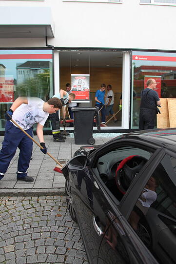Kurioser Unfall beim Einparken in Waldkraiburg. Die Bilder vom Crash in die Sparkasse.