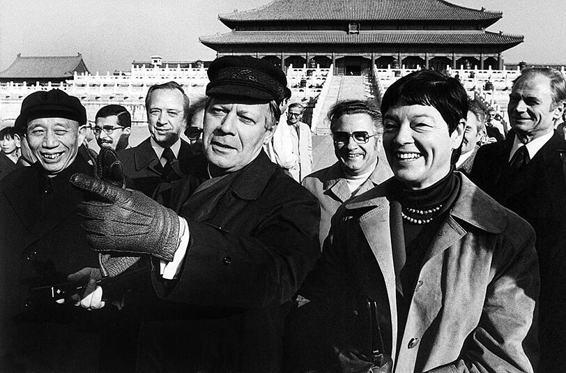 30.10.1975: Bundeskanzler Helmut Schmidt (l) und seine Ehefrau Hannelore "Loki" Schmidt(r) beim Besuch des Kaiserpalastes in der Verbotenen Stadt in Peking.