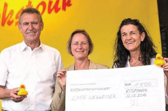 Während jeder Station gab es eine Aktion zugunsten regionaler Vereine und Projekte. Zum einen durften die Bürgermeister der sieben Städte durch ein Spiel Geldbeträge &bdquo;erpusten&ldquo;, zum anderen spendeten die Besucher durch den
Kauf einer LOTTO Bayern Badeente je fünf Euro für den guten Zweck.