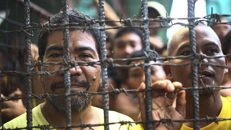 Gefängnisinsassen stehen in einer Zelle im Provinzgefängnis von Kidapawan.